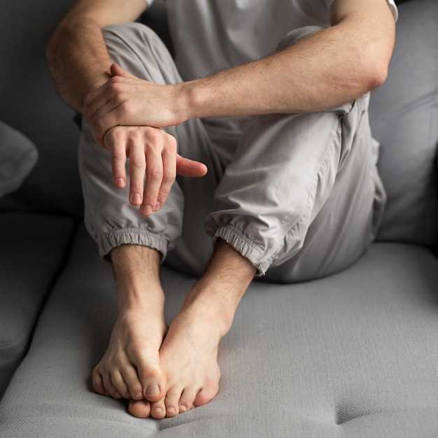 Почему кожа между пальцами ног слезает и как с этим справиться